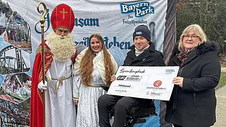 Silke Holzner &uuml;berreicht den Spendenscheck in H&ouml;he von 10.000 Euro.