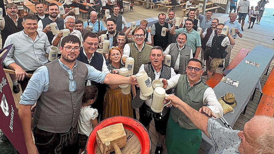Mit der politischen Prominenz stießen Festwirt und Bürgermeister Christoph Brunner an. Mit der politischen Prominenz stießen Festwirt und Bürgermeister Christoph Brunner an.