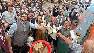 Mit der politischen Prominenz stießen Festwirt und Bürgermeister Christoph Brunner an. Mit der politischen Prominenz stießen Festwirt und Bürgermeister Christoph Brunner an.
