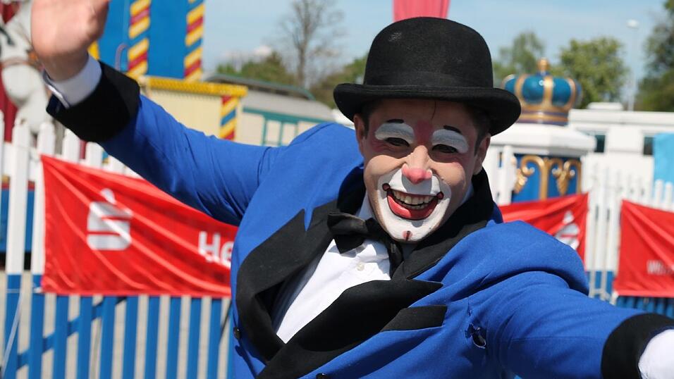 Kurz vor der Show kommt Clown Tonito noch einmal aus dem Zelt herausspaziert und begrüßt die Zuschauer. Kurz vor der Show kommt Clown Tonito noch einmal aus dem Zelt herausspaziert und begrüßt die Zuschauer.