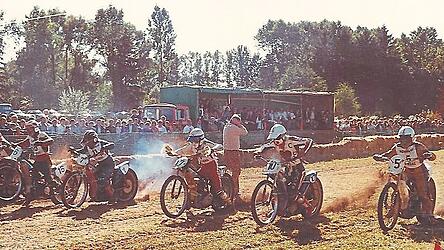 Dicht gedr&auml;ngt stehen die Zuschauer beim Start zum Finallauf OMK-Pokal im Jahr 1979.