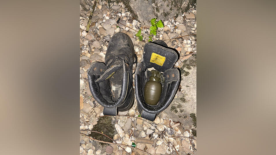 Als eine Frau mit ihrem Hund am Donauufer bei Hofkirchen (Landkreis Passau) am Montag spazieren ging, entdeckte sie diese Stiefel mit einer Handgranate drin.