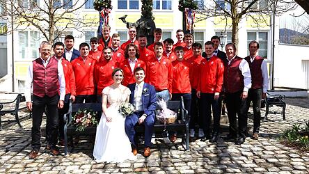 Die Fußballer des FC Miltach bildeten ein Spalier und gratulierten dem Ehepaar Max und Patricia Bretzl.