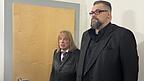 Matthias Podszus (rechts) und sein Anwalt Sven Markuske klagen gegen das Bistum Regensburg. Am Donnerstag aber blieb der Sitzungssaal verschlossen