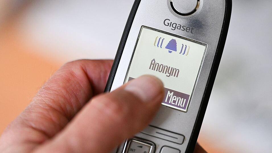 Manchmal klingelt das Telefon und jemand von einer Werbehotline ist dran - das geht vielen Menschen auf die Nerven. (Symbolbild) Manchmal klingelt das Telefon und jemand von einer Werbehotline ist dran - das geht vielen Menschen auf die Nerven. (Symbolbild)
