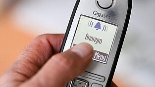 Manchmal klingelt das Telefon und jemand von einer Werbehotline ist dran - das geht vielen Menschen auf die Nerven. (Symbolbild) Manchmal klingelt das Telefon und jemand von einer Werbehotline ist dran - das geht vielen Menschen auf die Nerven. (Symbolbild)