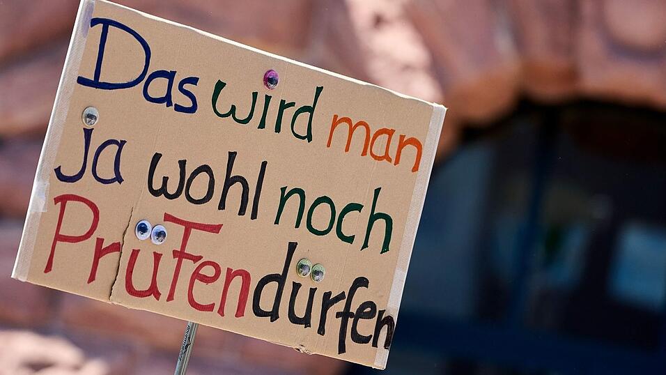 Ein Demonstrant h&auml;lt ein Protest-Schild bei der Demonstration in Mainz.