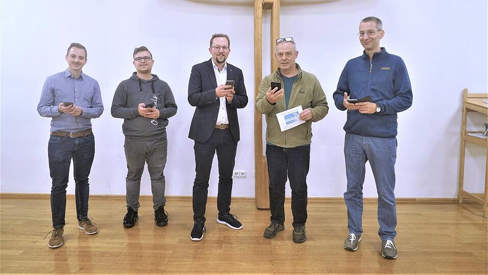 Kurztest mit dem Smartphone: (v. l.) Sandro Pfeiffer, Thomas Seidl, Pfarrer Bernhard Schröder, Thomas Jenner und Thomas Kippenberger. Kurztest mit dem Smartphone: (v. l.) Sandro Pfeiffer, Thomas Seidl, Pfarrer Bernhard Schröder, Thomas Jenner und Thomas Kippenberger.