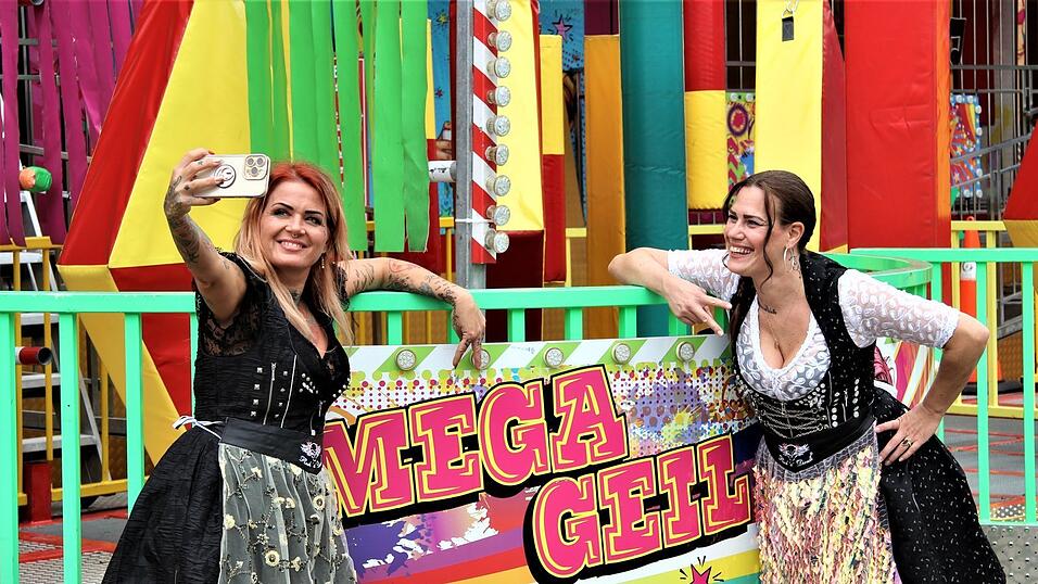 Die beiden Freundinnen sind gro&szlig;e Volksfest-Fans. Sina Frohnholzer ist mit ihrer Dirndl-Kollektion &uuml;berdies auch auf der Ostbayernschau (Halle 11) vertreten.