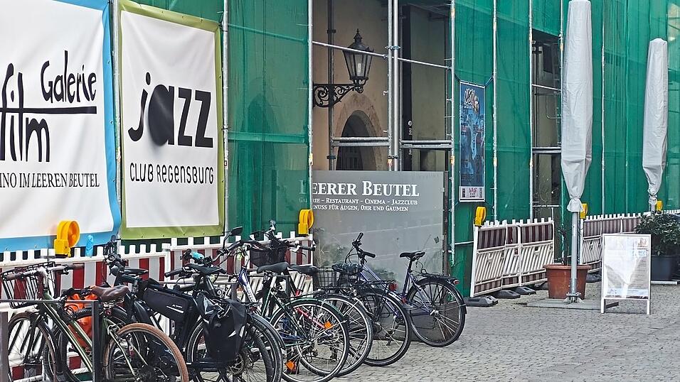 Mit gr&uuml;nen Netzen und Ger&uuml;st verh&uuml;llt ist der Leere Beutel seit August vergangenen Jahres.