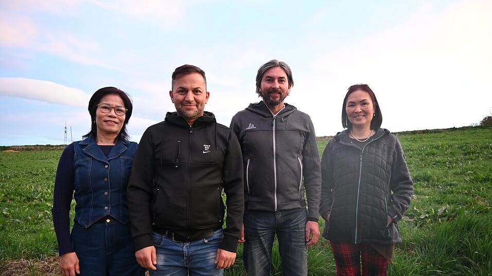 Die Vorstandschaft des AfD-Ortsverbands Freising: Vorsitzender Uli Holzner (3. v. l.) mit (v. l.) seiner Stellvertreterin Thi Lam Hong Nguyen, Schatzmeister Murat Demir und Schriftf&uuml;hrerin Phuong Lan Tran Thi.
