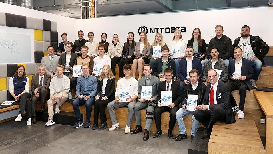 Viel Lob f&uuml;r die Pr&uuml;fungsbesten aus den Landkreis Dingolfing-Landau gab es von IHK-Vizepr&auml;sident Max-Georg Graf von Arco auf Valley (vorne, r.), Landrat Werner Bumeder (vorne, 2. v. l.) und Stanislav Postruznik, Leiter der Dingolfinger Berufsschule (M., l.).