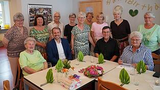 Die Jubilarin Franziska Bock (vorne links) mit Tochter Elisabeth (hinten links), dem Seniorenclub und Frauenbund sowie B&uuml;rgermeister Matthias Kohlmayer und Stadtpfarrer August Lindmeier.