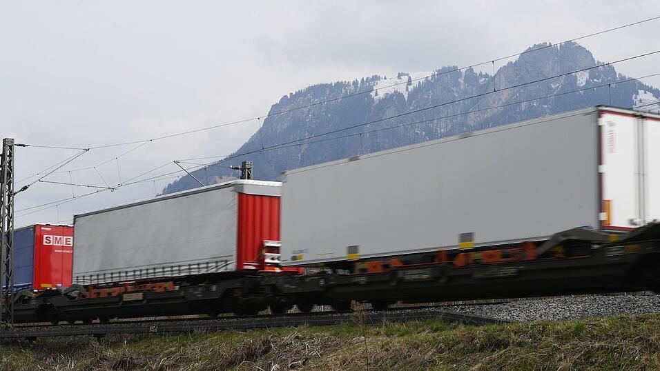 Ein Güterzug fährt durch das Inntal in Bayern. Ein Güterzug fährt durch das Inntal in Bayern.