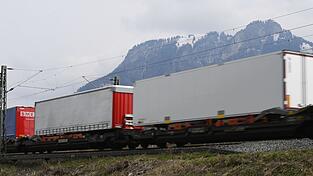 Ein Güterzug fährt durch das Inntal in Bayern. Ein Güterzug fährt durch das Inntal in Bayern.