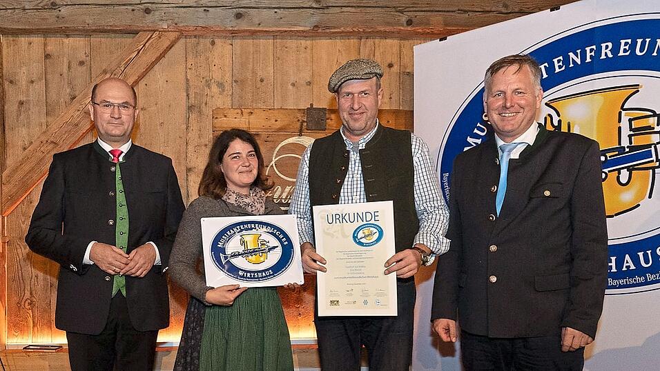 Albert Füracker (von links) überreichte die Plakette und Urkunde an Eva und Josef Menzl. Albert Füracker (von links) überreichte die Plakette und Urkunde an Eva und Josef Menzl.