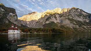 Eine 28-Jährige stürzte rund 20 Meter tief in den Königssee und verletzte sich schwer. (Archivbild)