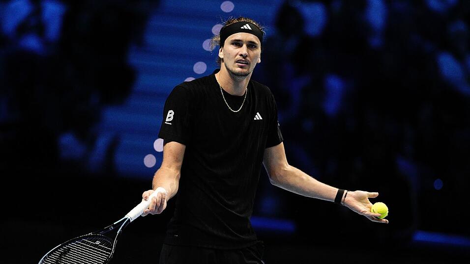 Alexander Zverev kann nur schwer fassen, dass er bei den ATP Finals in der Vorrunde gescheitert ist. Alexander Zverev kann nur schwer fassen, dass er bei den ATP Finals in der Vorrunde gescheitert ist.