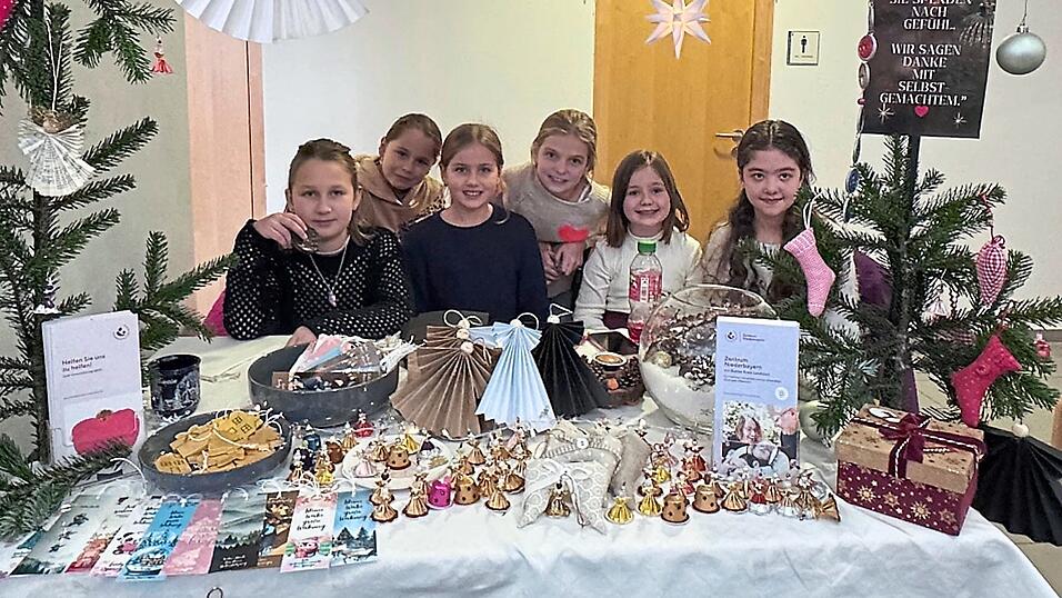 Emily (Zweite von rechts im Bild) plant, das Geld und das Spiel in den Weihnachtsferien in die Außenstelle des Kinderhospizes München in Landshut zu bringen.