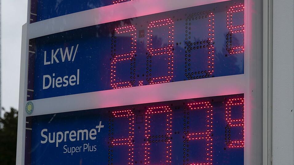 Vereinzelt sprangen Preise bereits über die Marke von 3 Euro je Liter. Vereinzelt sprangen Preise bereits über die Marke von 3 Euro je Liter.