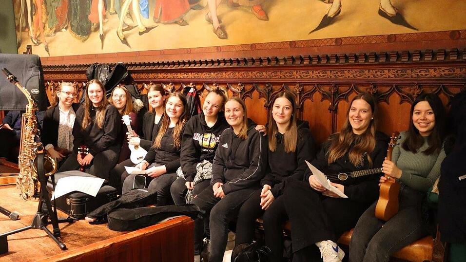 Die angehenden Kinderpflegerinnen der BS Schönbrunn: Sie können ab Herbst vor Ort die Ausbildung zum Erzieher dranhängen. Die angehenden Kinderpflegerinnen der BS Schönbrunn: Sie können ab Herbst vor Ort die Ausbildung zum Erzieher dranhängen.