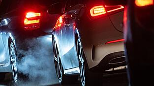 Die EU-Kommission will vorschlagen, auch nach 2035 Neuwagen mit Verbrennertechnologie zuzulassen. (Symbolbild) Die EU-Kommission will vorschlagen, auch nach 2035 Neuwagen mit Verbrennertechnologie zuzulassen. (Symbolbild)