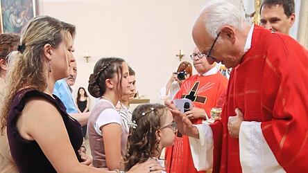 Domdekan emeritus Prälat Johann Neumüller spendet in Rötz das Sakrament der Firmung. Domdekan emeritus Prälat Johann Neumüller spendet in Rötz das Sakrament der Firmung.
