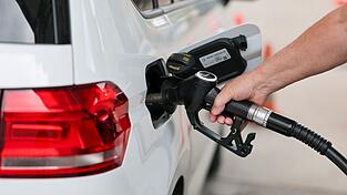 Der Staat versucht, bei den hohen Spritpreisen gegenzusteuern. (Symbobild)