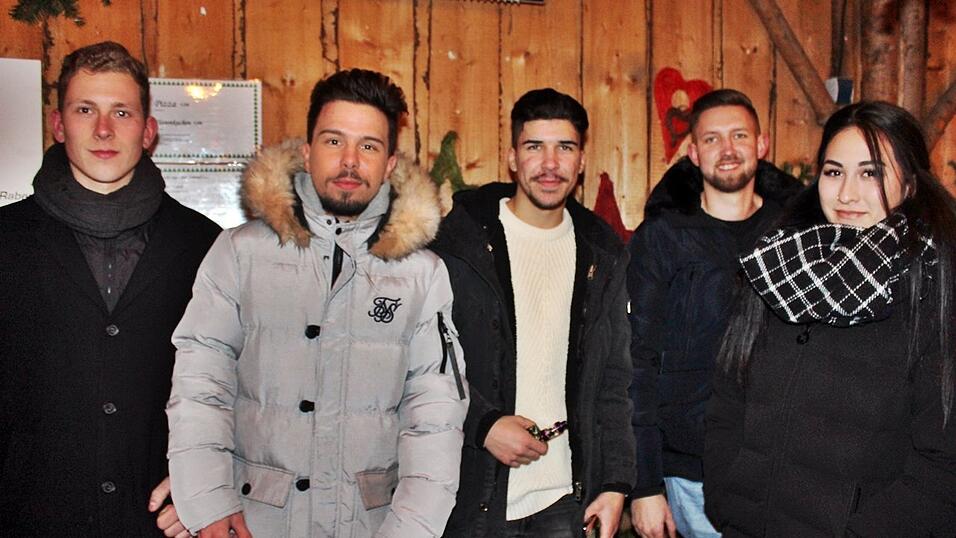 Auch am Samstag, 15. Dezember, strömten wieder etliche Besucher aus Landshut und Umgebung zur Weihnachtspyramide am Alten Viehmarkt. Auch am Samstag, 15. Dezember, strömten wieder etliche Besucher aus Landshut und Umgebung zur Weihnachtspyramide am Alten Viehmarkt.