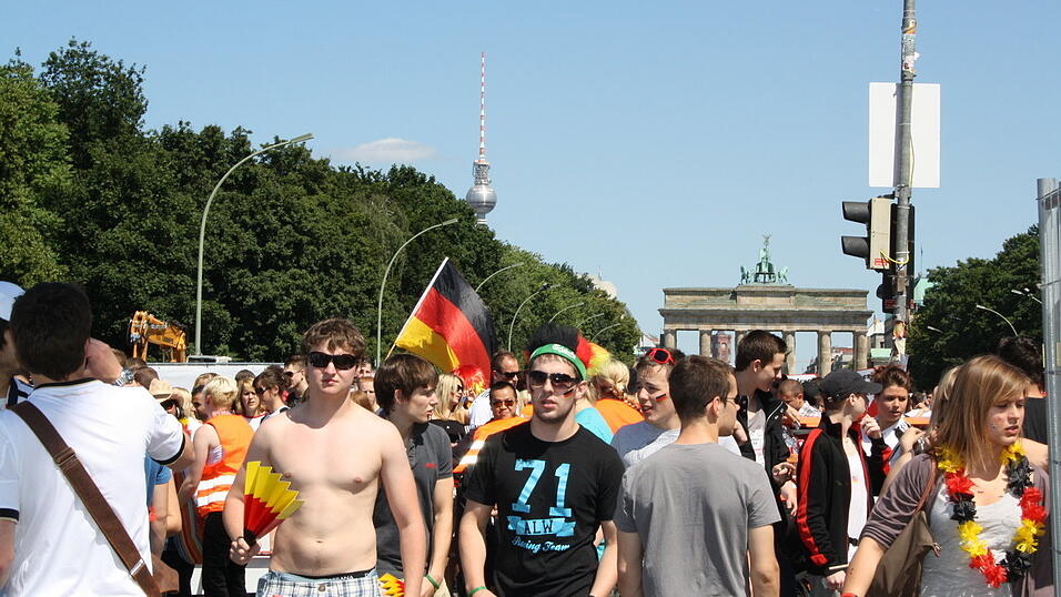 Christian Fertl war am Sonntag auf der Fanmeile in Berlin und erlebte dort das Achtelfinale gegen England auf Gro&szlig;leinwand.