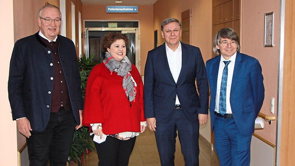 Landrat Franz Löffler, Bürgermeisterin Alexandra Riedl, Sana-Geschäftsführer Klaus Fischer und MedBo-Vorstand Dr. Dr. Helmut Hausner.