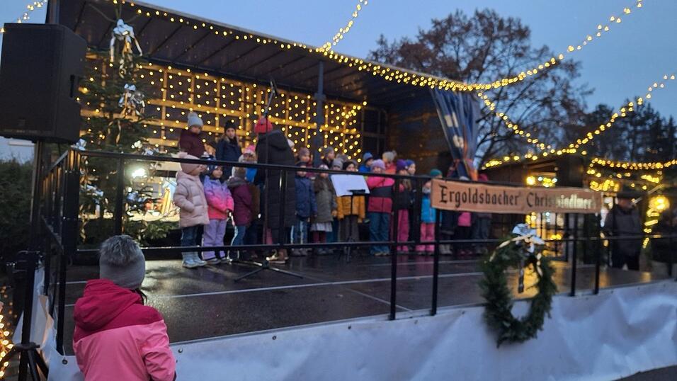 Mehrere Kindergruppen gaben auf der B&uuml;hne Weihnachtslieder zum Besten.