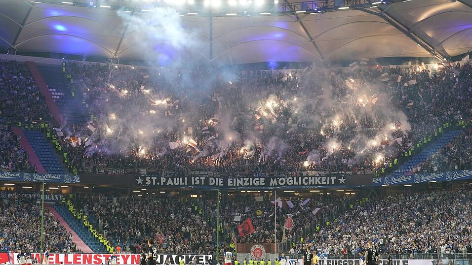 Fans des FC St. Pauli  brennen auf der Tribüne Pyrotechnik ab.