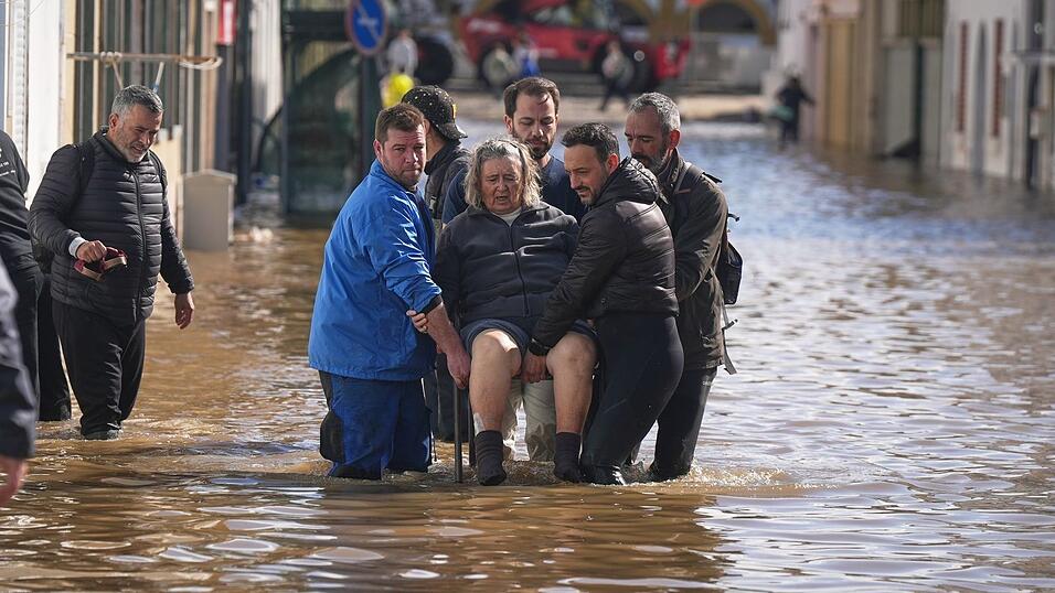 Zehntausende Helfer sind in Portugal und Spanien seit Wochen gegen die Folgen einer ganzen Serie schwerer Winterst&uuml;rme im Einsatz.