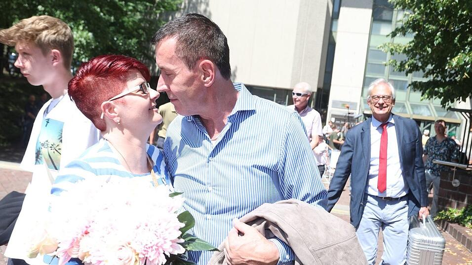 Genditzki mit seiner Frau nach seinem Freispruch (Archiv).
