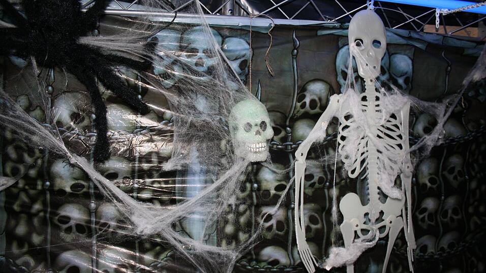 Krueger meets Krüger: Horror-Kultfigur Freddy spukt bis Halloween im gleichnamigen Freizeit-Center in Ittling.