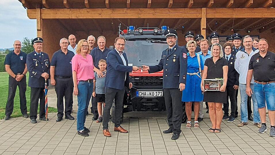 B&uuml;rgermeister Martin Stoiber &uuml;bergibt den Fahrzeugschl&uuml;ssel an Feuerwehrkommandat Johannes Kelnhofer.