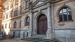 Das Oberlandesgericht Bamberg prüft derzeit die mögliche Verlängerung des Haftbefehls gegen einen Mordverdächtigen aus Oberfranken.