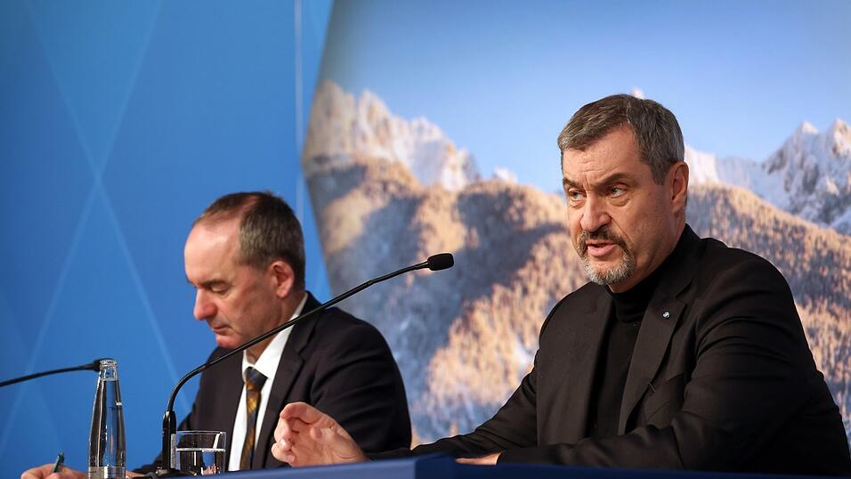 Ministerpr&auml;sident Markus S&ouml;der (r.) und sein Stellvertreter Hubert Aiwanger ziehen nach der letzten Kabinettssitzung des Jahres eine insgesamt positive Bilanz - auch wenn es ein schweres Jahr gewesen sei.
