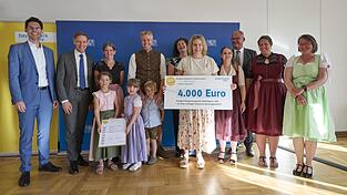 Bei der Scheckübergabe am Mittwochabend: Markus Leczycki, Leiter Kommunalmanagement Bayernwerk Netz GmbH (v.l.), Regierungspräsident Rainer Haselbeck, Ramona Stömmer, Kita Simbach, der Simbacher Bürgermeister Anton Sporrer, Tanja Karl, Vorsitzende Pfarrcaritas, Einrichtungsleitung Verena Weiß, Anna Kulla (Kita), stellvertretender Landrat Josef Pellkofer, Lisa Pichlmaier und Izabela Piernicki (beide Kita) sowie vorne die Kitakinder Hannah, Theresa und Lorenz. Bei der Scheckübergabe am Mittwochabend: Markus Leczycki, Leiter Kommunalmanagement Bayernwerk Netz GmbH (v.l.), Regierungspräsident Rainer Haselbeck, Ramona Stömmer, Kita Simbach, der Simbacher Bürgermeister Anton Sporrer, Tanja Karl, Vorsitzende Pfarrcaritas, Einrichtungsleitung Verena Weiß, Anna Kulla (Kita), stellvertretender Landrat Josef Pellkofer, Lisa Pichlmaier und Izabela Piernicki (beide Kita) sowie vorne die Kitakinder Hannah, Theresa und Lorenz.