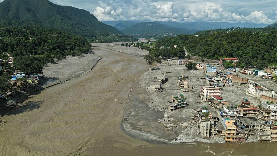 Ein Blick auf die Sch&auml;den nach einer Sturzflut im Gebiet Devighat im Distrikt Nuwakot.