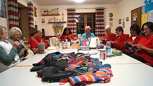 Die Wollraupen bei ihrem Strickabend im Pfarrsaal, bei dem sie auch beschlossen, sich am Weltrekordversuch zu beteiligen. Die Wollraupen bei ihrem Strickabend im Pfarrsaal, bei dem sie auch beschlossen, sich am Weltrekordversuch zu beteiligen.