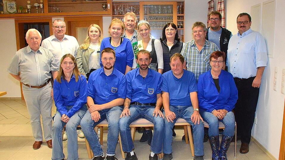 Die neue Führungsmannschaft der Oldtimerfreunde Gemütlichkeit Dengling mit Bürgermeister Reinhard Knott und der deutschen Zuckerrübenkönigin Ingrid Stigler.