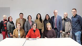 Martina Pellkofer (VHS), Christiane Baumann (LBV-Umweltstation), Rita Hilmer (Bürgerstiftung), Gerhard Schmid (Bürgerstiftung), Maria Kunschert (Stadtjugendring), Hannelore Christ (Schule der Phantasie), Claudia Anleiter (Nawareum), Jessica Schulze (Stadtjugendring), Brigitte Vogel (Paul-Theater), OB Markus Pannermayr, Theodor Plöttlinger (Tiergarten) und Florian Wende von der Attenkofer Akademie (von links) stellten das Programm vor. Martina Pellkofer (VHS), Christiane Baumann (LBV-Umweltstation), Rita Hilmer (Bürgerstiftung), Gerhard Schmid (Bürgerstiftung), Maria Kunschert (Stadtjugendring), Hannelore Christ (Schule der Phantasie), Claudia Anleiter (Nawareum), Jessica Schulze (Stadtjugendring), Brigitte Vogel (Paul-Theater), OB Markus Pannermayr, Theodor Plöttlinger (Tiergarten) und Florian Wende von der Attenkofer Akademie (von links) stellten das Programm vor.