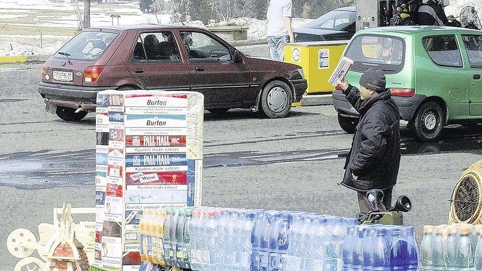 Auf den Vietnamesenmärkten in Tschechien sind nicht nur Zigaretten, sondern auch Drogen wie Crystal oder Marihuana erhältlich. (Foto: dpa) Auf den Vietnamesenmärkten in Tschechien sind nicht nur Zigaretten, sondern auch Drogen wie Crystal oder Marihuana erhältlich. (Foto: dpa)