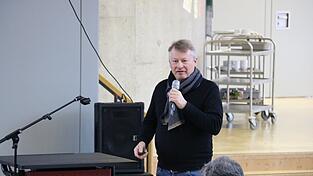 Thomas Eckert vom Büro Dömges Architekten stellte den Kreisräten die bisherigen Planungen und die Kosten erneut vor.