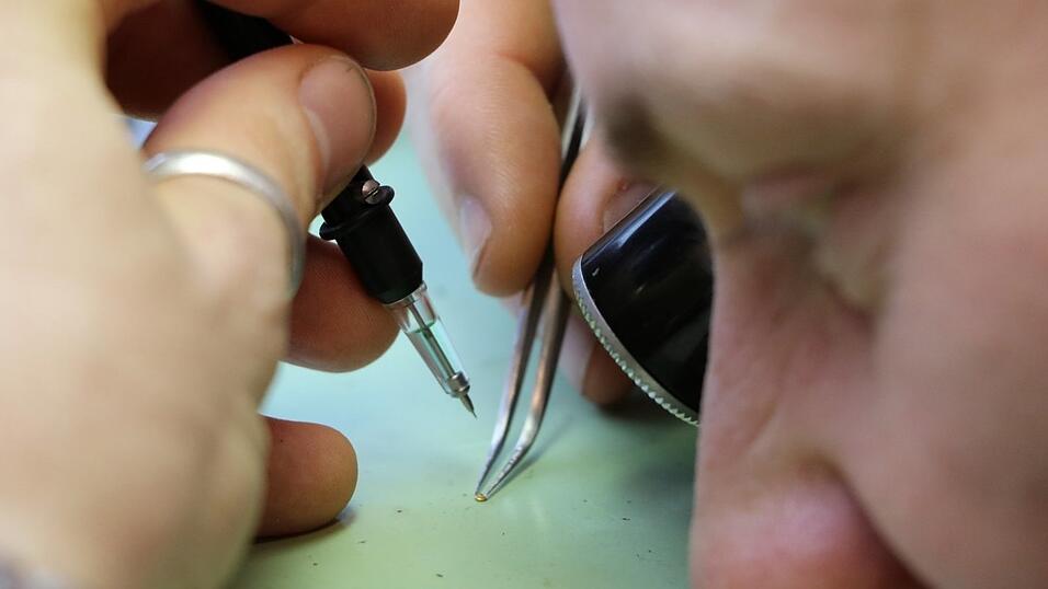 Uhrmacher-Meister Robin Bosch gibt einen winzigen Tropfen &Ouml;l auf ein Metallst&uuml;ck, das zum Innenleben einer Handuhr geh&ouml;rt. Da dieses etwa so gro&szlig; wie ein Mohnkorn ist, braucht es eine Lupe im Auge - und Feingef&uuml;hl in den Fingerspitzen.