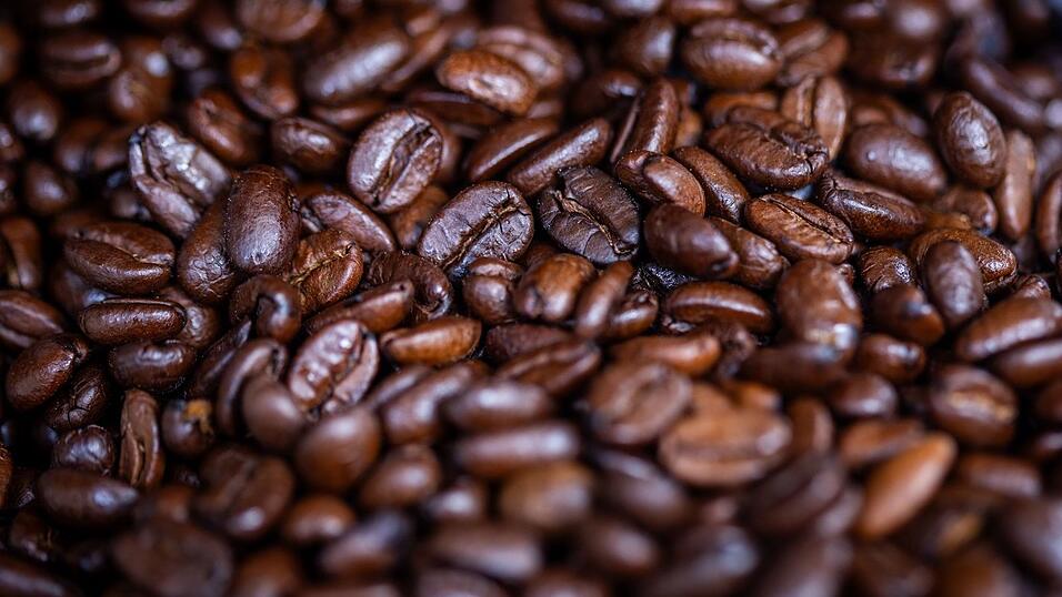 Umfragen zufolge trinken 68 Prozent der Menschen in Deutschland täglich Kaffee, 15 Prozent mehrmals wöchentlich. (Archivbild) Umfragen zufolge trinken 68 Prozent der Menschen in Deutschland täglich Kaffee, 15 Prozent mehrmals wöchentlich. (Archivbild)