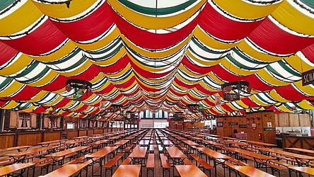 Holzverkleidungen, ein rot-gelb-gr&uuml;ner Zelthimmel und viel Deko: Im Festzelt gibt es einige Neuerungen zu entdecken.