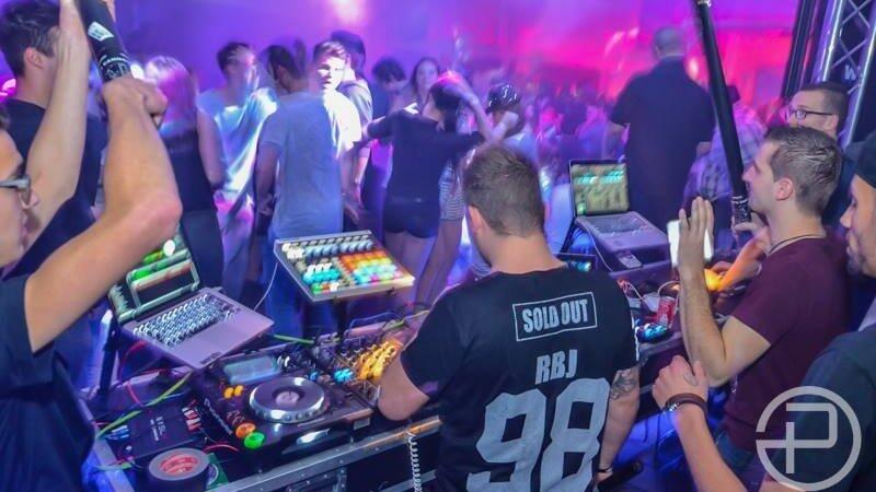 Gleich bei der Eröffnung platzte die neue Diskothek Peggy P. aus allen Nähten. Gleich bei der Eröffnung platzte die neue Diskothek Peggy P. aus allen Nähten.